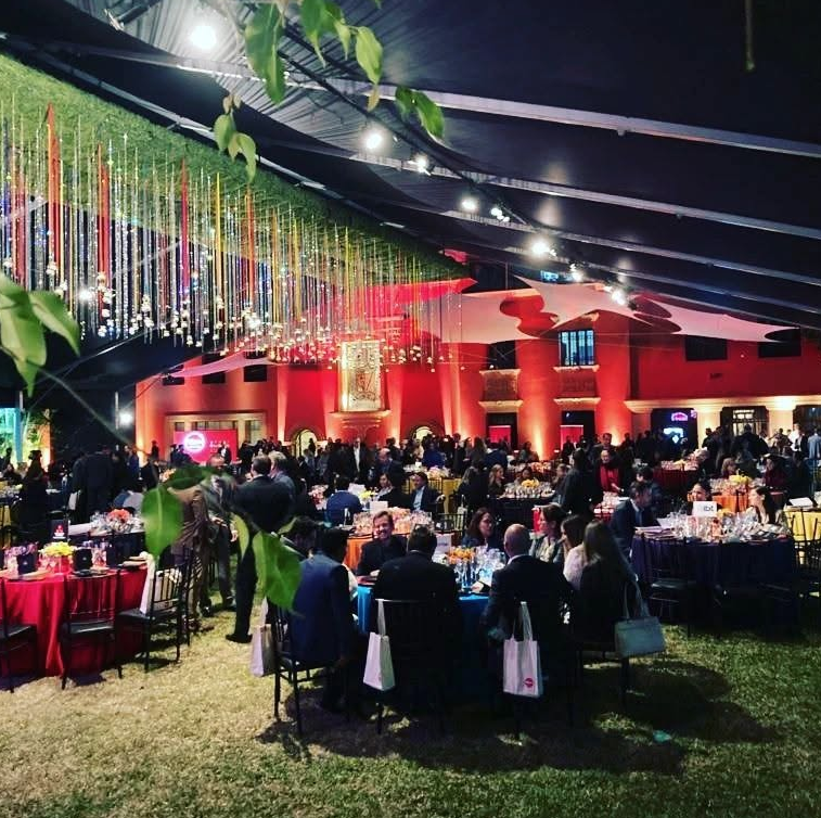 Jardín Interior de Casa Prado ambientado para cena corporativa con toldo e iluminación