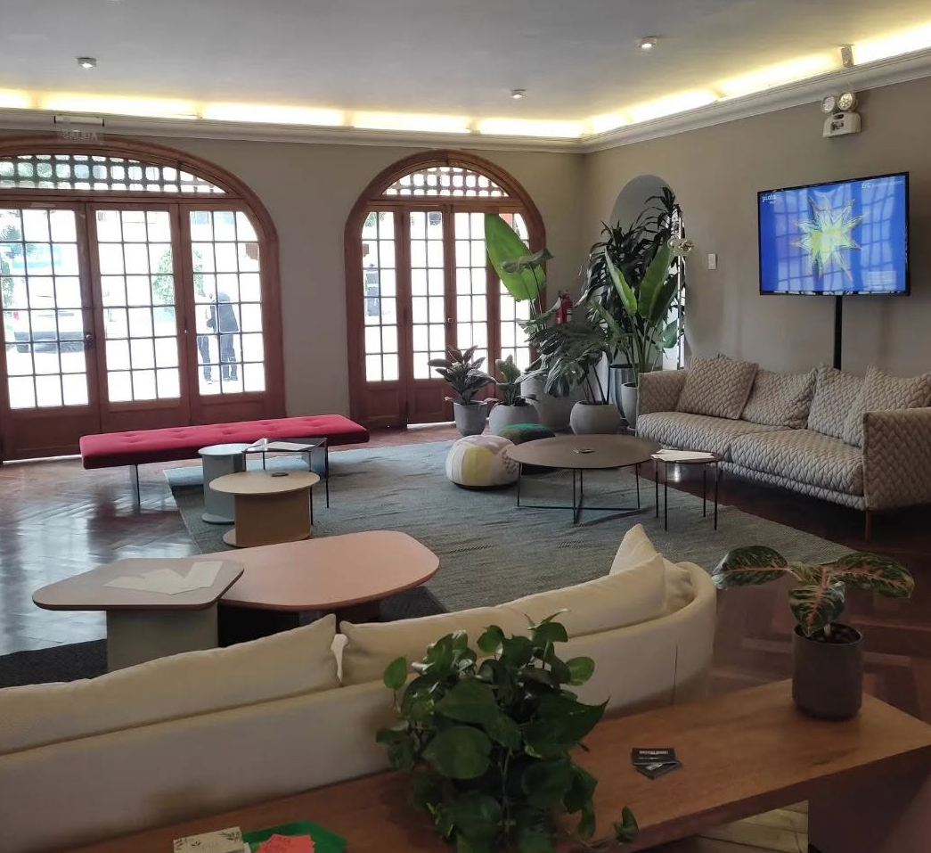 Salón Colonial de Casa Prado — vista ambientada con salitas lounge