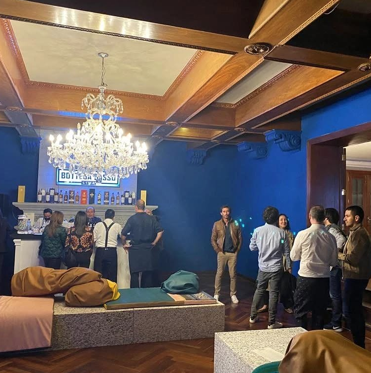 Salón Contemporáneo de Casa Prado ambientado para un evento social y cocktail con barra