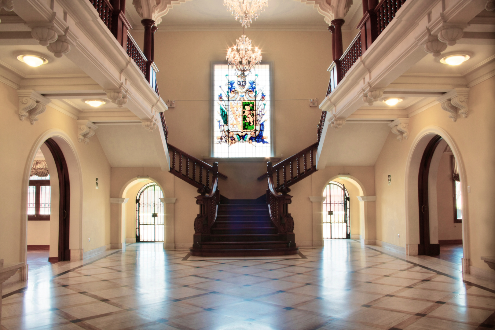 Hall Principal / Salón del Vitral