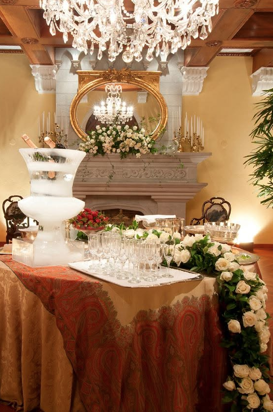 Detalle de montaje y chimenea clásica en el Salón Imperial de Casa Prado